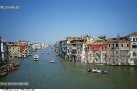Localizzazione:..VENEZIA..Oggetto:..CANAL GRANDE DA CA FOSCARI..Cronologia: ....Definizione Culturale:..   Autore: ..   Stile:..   Editori/Stampatori:..   Committenza:..Materia e Tecnica:..Collocazione:..Note:..BARCHE E CANALI..Riproduzione Fotografica:..Graziano Arici/Rosebud2 .Copyright:..Graziano Arici/Rosebud2 .Data:..1995..Costo:..A..