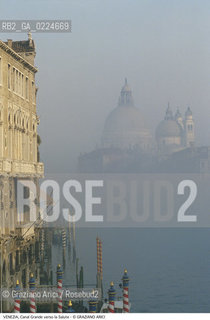 Localizzazione:..VENEZIA / DORSODURO..Oggetto:..CANAL GRANDE VERSO LA SALUTE NEBBIA..Cronologia: ....Definizione Culturale:..   Autore: ..   Stile:..   Editori/Stampatori:..   Committenza:..Materia e Tecnica:..Collocazione:..Note:..BARCHE E CANALI..Riproduzione Fotografica:..Graziano Arici/Rosebud2 .Copyright:..Graziano Arici/Rosebud2 .Data:..1995..Costo:..A..