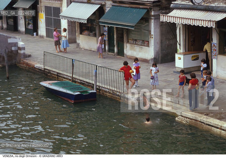 Localizzazione:..VENEZIA / CANNAREGIO..Oggetto:..Soggetto:..RIO DEGLI ORMESINI BAMBINI BAGNO..Cronologia: ....Definizione Culturale:..   Autore: ..   Stile:..   Editori/Stampatori:..   Committenza:..Materia e Tecnica:..Collocazione:..Note:..BARCHE E CANALI..Riproduzione Fotografica:..Graziano Arici/Rosebud2 .Copyright:..Graziano Arici/Rosebud2 .Data:..1985..Costo:..A..