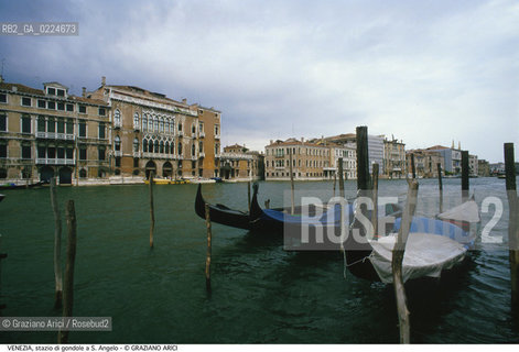 Localizzazione:..VENEZIA..Oggetto:..STAZIO GONDOLE A S. ANGELO CANAL GRANDE..Cronologia: ....Definizione Culturale:..   Autore: ..   Stile:..   Editori/Stampatori:..   Committenza:..Materia e Tecnica:..Collocazione:..Note:..BARCHE E CANALI..Riproduzione Fotografica:..Graziano Arici/Rosebud2 .Copyright:..Graziano Arici/Rosebud2 .Data:..1995..Costo:..A..