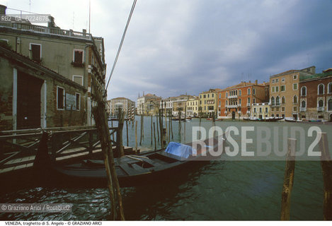 Localizzazione:..VENEZIA..Oggetto:..CANAL GRANDE GONDOLA TRAGHETTO DI S. ANGELO S. TOMA..Cronologia: ....Definizione Culturale:..   Autore: ..   Stile:..   Editori/Stampatori:..   Committenza:..Materia e Tecnica:..Collocazione:..Note:..BARCHE E CANALI..Riproduzione Fotografica:..Graziano Arici/Rosebud2 .Copyright:..Graziano Arici/Rosebud2 .Data:..1995..Costo:..A..