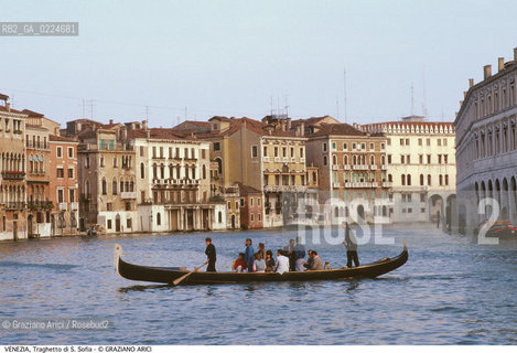 Localizzazione:..VENEZIA / CANNAREGIO..Oggetto:..CANAL GRANDE GONDOLA TRAGHETTO DI S. SOFIA PESCHERIA..Cronologia: ....Definizione Culturale:..   Autore: ..   Stile:..   Editori/Stampatori:..   Committenza:..Materia e Tecnica:..Collocazione:..Note:..BARCHE E CANALI..Riproduzione Fotografica:..Graziano Arici/Rosebud2 .Copyright:..Graziano Arici/Rosebud2 .Data:..1995..Costo:..A..