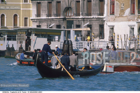 Localizzazione:..VENEZIA / DORSODURO..Oggetto:..CANAL GRANDE GONDOLA TRAGHETTO DI S. TOMA PONTILE ACTV TRAFFICO ACQUEO..Cronologia: ....Definizione Culturale:..   Autore: ..   Stile:..   Editori/Stampatori:..   Committenza:..Materia e Tecnica:..Collocazione:..Note:..BARCHE E CANALI..Riproduzione Fotografica:..Graziano Arici/Rosebud2 .Copyright:..Graziano Arici/Rosebud2 .Data:..1995..Costo:..A..
