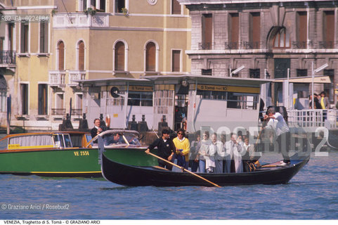 Localizzazione:..VENEZIA / DORSODURO..Oggetto:..CANAL GRANDE GONDOLA TRAGHETTO DI S. TOMA PONTILE ACTV..Cronologia: ....Definizione Culturale:..   Autore: ..   Stile:..   Editori/Stampatori:..   Committenza:..Materia e Tecnica:..Collocazione:..Note:..BARCHE E CANALI..Riproduzione Fotografica:..Graziano Arici/Rosebud2 .Copyright:..Graziano Arici/Rosebud2 .Data:..1995..Costo:..A..