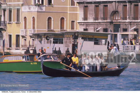 Localizzazione:..VENEZIA / DORSODURO..Oggetto:..CANAL GRANDE GONDOLA TRAGHETTO DI S. TOMA PONTILE ACTV..Cronologia: ....Definizione Culturale:..   Autore: ..   Stile:..   Editori/Stampatori:..   Committenza:..Materia e Tecnica:..Collocazione:..Note:..BARCHE E CANALI..Riproduzione Fotografica:..Graziano Arici/Rosebud2 .Copyright:..Graziano Arici/Rosebud2 .Data:..1995..Costo:..A..