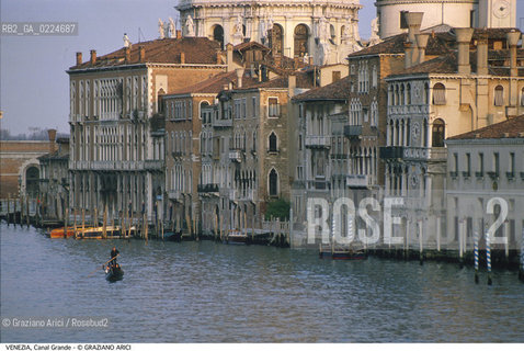 Localizzazione:..VENEZIA / DORSODURO..Oggetto:..CANAL GRANDE GONDOLA..Cronologia: ....Definizione Culturale:..   Autore: ..   Stile:..   Editori/Stampatori:..   Committenza:..Materia e Tecnica:..Collocazione:..Note:..BARCHE E CANALI..Riproduzione Fotografica:..Graziano Arici/Rosebud2 .Copyright:..Graziano Arici/Rosebud2 .Data:..1995..Costo:..A..