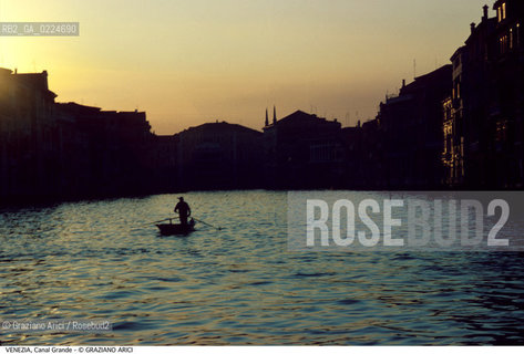 Localizzazione:..VENEZIA..Oggetto:..Soggetto:..BARCA A REMI IN CANAL GRANDE / TRAMONTO..Cronologia: ....Definizione Culturale:..   Autore: ..   Stile:..   Editori/Stampatori:..   Committenza:..Materia e Tecnica:..Collocazione:..Note:..BARCHE E CANALI..Riproduzione Fotografica:..Graziano Arici/Rosebud2 .Copyright:..Graziano Arici/Rosebud2 .Data:..1995..Costo:..A..