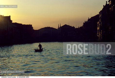 Localizzazione:..VENEZIA..Oggetto:..Soggetto:..BARCA A REMI IN CANAL GRANDE / TRAMONTO..Cronologia: ....Definizione Culturale:..   Autore: ..   Stile:..   Editori/Stampatori:..   Committenza:..Materia e Tecnica:..Collocazione:..Note:..BARCHE E CANALI..Riproduzione Fotografica:..Graziano Arici/Rosebud2 .Copyright:..Graziano Arici/Rosebud2 .Data:..1995..Costo:..A..