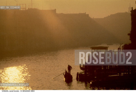 Localizzazione:..VENEZIA..Oggetto:..Soggetto:..CANAL GRANDE GONDOLA TRAMONTO..Cronologia: ....Definizione Culturale:..   Autore: ..   Stile:..   Editori/Stampatori:..   Committenza:..Materia e Tecnica:..Collocazione:..Note:..BARCHE E CANALI..Riproduzione Fotografica:..Graziano Arici/Rosebud2 .Copyright:..Graziano Arici/Rosebud2 .Data:..1995..Costo:..A..