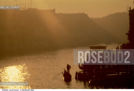 Localizzazione:..VENEZIA..Oggetto:..Soggetto:..CANAL GRANDE GONDOLA TRAMONTO..Cronologia: ....Definizione Culturale:..   Autore: ..   Stile:..   Editori/Stampatori:..   Committenza:..Materia e Tecnica:..Collocazione:..Note:..BARCHE E CANALI..Riproduzione Fotografica:..Graziano Arici/Rosebud2 .Copyright:..Graziano Arici/Rosebud2 .Data:..1995..Costo:..A..