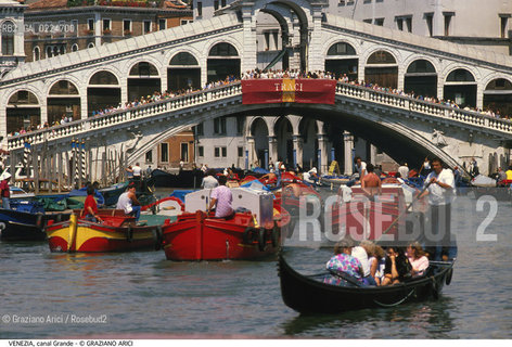Localizzazione:..VENEZIA / S. MARCO..Oggetto:..Soggetto:..TRAFFICO ACQUEO IN CANAL GRANDE GONDOLA PONTE DI RIALTO..Cronologia: ....Definizione Culturale:..   Autore: ..   Stile:..   Editori/Stampatori:..   Committenza:..Materia e Tecnica:..Collocazione:..Note:..BARCHE E CANALI..Riproduzione Fotografica:..Graziano Arici/Rosebud2 .Copyright:..Graziano Arici/Rosebud2 .Data:..1995..Costo:..A..