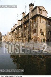 Localizzazione:..VENEZIA / DORSODURO..Oggetto:..Soggetto:..CASA DEI SETTE CAMINI IN RIO DELLE TERESE / S. MARTA..Cronologia: ....Definizione Culturale:..   Autore: ..   Stile:..   Editori/Stampatori:..   Committenza:..Materia e Tecnica:..Collocazione:..Note:..BARCHE E CANALI..Riproduzione Fotografica:..Graziano Arici/Rosebud2 .Copyright:..Graziano Arici/Rosebud2 .Data:..1985..Costo:..A..