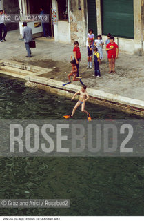 Localizzazione:..VENEZIA / CANNAREGIO..Oggetto:..Soggetto:..RIO DEGLI ORMESINI BAMBINI BAGNO..Cronologia: ....Definizione Culturale:..   Autore: ..   Stile:..   Editori/Stampatori:..   Committenza:..Materia e Tecnica:..Collocazione:..Note:..BARCHE E CANALI..Riproduzione Fotografica:..Graziano Arici/Rosebud2 .Copyright:..Graziano Arici/Rosebud2 .Data:..1985..Costo:..A..