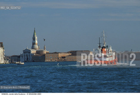 Localizzazione:..VENEZIA..Oggetto:..Soggetto:..CANALE DELLA GIUDECCA S. GIORGIO RIMORCHIATORE..Cronologia: ....Definizione Culturale:..   Autore: ..   Stile:..   Editori/Stampatori:..   Committenza:..Materia e Tecnica:..Collocazione:..Note:..BARCHE E CANALI..Riproduzione Fotografica:..Graziano Arici/Rosebud2 .Copyright:..Graziano Arici/Rosebud2 .Data:..1995..Costo:..A..