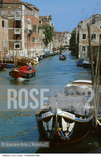 Localizzazione:..VENEZIA / CANNAREGIO..Oggetto:..Soggetto:..RIO DI S. ALVISE..Cronologia: ....Definizione Culturale:..   Autore: ..   Stile:..   Editori/Stampatori:..   Committenza:..Materia e Tecnica:..Collocazione:..Note:..BARCHE E CANALI..Riproduzione Fotografica:..Graziano Arici/Rosebud2 .Copyright:..Graziano Arici/Rosebud2 .Data:..1995..Costo:..A..