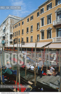 Localizzazione:..VENEZIA / S. MARCO..Oggetto:..Soggetto:..HOTEL MONACO GRAN CANAL / GONDOLE..Cronologia: ..XIX SECOLO..Definizione Culturale:..   Autore: ..   Stile:..   Editori/Stampatori:..   Committenza:..Materia e Tecnica:..Collocazione:..Note:..ALBERGHI..Riproduzione Fotografica:..Graziano Arici/Rosebud2 .Copyright:..Graziano Arici/Rosebud2 .Data:..1990..Costo:..A..