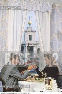 Localizzazione:..VENEZIA / S. MARCO..Oggetto:..Soggetto:..HOTEL MONACO GRAN CANAL / SALA RISTORANTE / PUNTA DELLA DOGANA..Cronologia: ....Definizione Culturale:..   Autore: ..   Stile:..   Editori/Stampatori:..   Committenza:..Materia e Tecnica:..Collocazione:..Note:..ALBERGHI..Riproduzione Fotografica:..Graziano Arici/Rosebud2 .Copyright:..Graziano Arici/Rosebud2 .Data:..1990..Costo:..A..