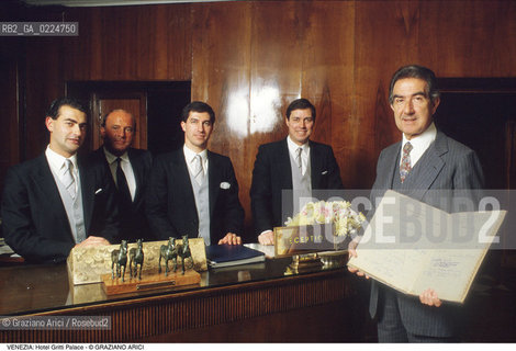 Localizzazione:..VENEZIA / S. MARCO..Oggetto:..Soggetto:..HOTEL GRITTI PALACE / IL DIRETTORE CON I SUOI COLLABORATORI / LIBRO DEGLI OSPITI..Cronologia: ....Definizione Culturale:..   Autore: ..   Stile:..   Editori/Stampatori:..   Committenza:..Materia e Tecnica:..Collocazione:..Note:..ALBERGHI..Riproduzione Fotografica:..Graziano Arici/Rosebud2 .Copyright:..Graziano Arici/Rosebud2 .Data:..1990..Costo:..A..