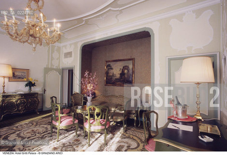 Localizzazione:..VENEZIA / S. MARCO..Oggetto:..Soggetto:..HOTEL GRITTI PALACE / SUITE ERNEST HEMINGWAY / WOODY ALLEN..Cronologia: ....Definizione Culturale:..   Autore: ..   Stile:..   Editori/Stampatori:..   Committenza:..Materia e Tecnica:..Collocazione:..Note:..ALBERGHI..Riproduzione Fotografica:..Graziano Arici/Rosebud2 .Copyright:..Graziano Arici/Rosebud2 .Data:..1990..Costo:..A..