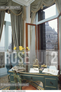 Localizzazione:..VENEZIA / S. MARCO..Oggetto:..Soggetto:..HOTEL GRITTI PALACE / SUITE ERNEST HEMINGWAY / WOODY ALLEN / SALUTE..Cronologia: ....Definizione Culturale:..   Autore: ..   Stile:..   Editori/Stampatori:..   Committenza:..Materia e Tecnica:..Collocazione:..Note:..ALBERGHI..Riproduzione Fotografica:..Graziano Arici/Rosebud2 .Copyright:..Graziano Arici/Rosebud2 .Data:..1990..Costo:..A..