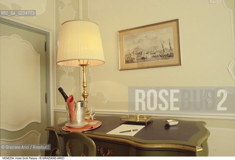 Localizzazione:..VENEZIA / S. MARCO..Oggetto:..Soggetto:..HOTEL GRITTI PALACE / SUITE ERNEST HEMINGWAY / WOODY ALLEN..Cronologia: ....Definizione Culturale:..   Autore: ..   Stile:..   Editori/Stampatori:..   Committenza:..Materia e Tecnica:..Collocazione:..Note:..ALBERGHI..Riproduzione Fotografica:..Graziano Arici/Rosebud2 .Copyright:..Graziano Arici/Rosebud2 .Data:..1990..Costo:..A..