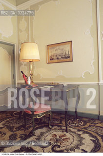 Localizzazione:..VENEZIA / S. MARCO..Oggetto:..Soggetto:..HOTEL GRITTI PALACE / SUITE ERNEST HEMINGWAY / WOODY ALLEN..Cronologia: ....Definizione Culturale:..   Autore: ..   Stile:..   Editori/Stampatori:..   Committenza:..Materia e Tecnica:..Collocazione:..Note:..ALBERGHI..Riproduzione Fotografica:..Graziano Arici/Rosebud2 .Copyright:..Graziano Arici/Rosebud2 .Data:..1990..Costo:..A..