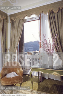 Localizzazione:..VENEZIA / S. MARCO..Oggetto:..Soggetto:..HOTEL GRITTI PALACE / SUITE ERNEST HEMINGWAY / WOODY ALLEN..Cronologia: ....Definizione Culturale:..   Autore: ..   Stile:..   Editori/Stampatori:..   Committenza:..Materia e Tecnica:..Collocazione:..Note:..ALBERGHI..Riproduzione Fotografica:..Graziano Arici/Rosebud2 .Copyright:..Graziano Arici/Rosebud2 .Data:..1990..Costo:..A..