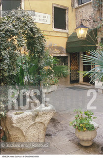 Localizzazione:..VENEZIA / S. MARCO..Oggetto:..Soggetto:..HOTEL DO POZZI / VERA DA POZZO..Cronologia: ....Definizione Culturale:..   Autore: ..   Stile:..   Editori/Stampatori:..   Committenza:..Materia e Tecnica:..Collocazione:..Note:..ALBERGHI..Riproduzione Fotografica:..Graziano Arici/Rosebud2 .Copyright:..Graziano Arici/Rosebud2 .Data:..1990..Costo:..A..