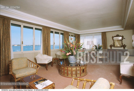 Localizzazione:..VENEZIA / DORSODURO / ISOLA DELLA GIUDECCA..Oggetto:..Soggetto:..HOTEL CIPRIANI / STANZA..Cronologia: ....Definizione Culturale:..   Autore: ..   Stile:..   Editori/Stampatori:..   Committenza:..Materia e Tecnica:..Collocazione:..Note:..ALBERGHI..Riproduzione Fotografica:..Graziano Arici/Rosebud2 .Copyright:..Graziano Arici/Rosebud2 .Data:..1990..Costo:..A..