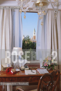 Localizzazione:..VENEZIA / DORSODURO / ISOLA DELLA GIUDECCA..Oggetto:..Soggetto:..HOTEL CIPRIANI / STANZA / S. GIORGIO..Cronologia: ....Definizione Culturale:..   Autore: ..   Stile:..   Editori/Stampatori:..   Committenza:..Materia e Tecnica:..Collocazione:..Note:..ALBERGHI..Riproduzione Fotografica:..Graziano Arici/Rosebud2 .Copyright:..Graziano Arici/Rosebud2 .Data:..1990..Costo:..A..