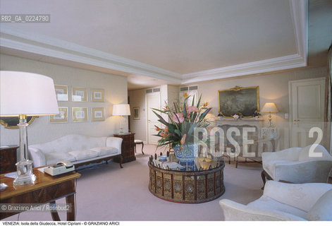 Localizzazione:..VENEZIA / DORSODURO / ISOLA DELLA GIUDECCA..Oggetto:..Soggetto:..HOTEL CIPRIANI / STANZA..Cronologia: ....Definizione Culturale:..   Autore: ..   Stile:..   Editori/Stampatori:..   Committenza:..Materia e Tecnica:..Collocazione:..Note:..ALBERGHI..Riproduzione Fotografica:..Graziano Arici/Rosebud2 .Copyright:..Graziano Arici/Rosebud2 .Data:..1990..Costo:..A..