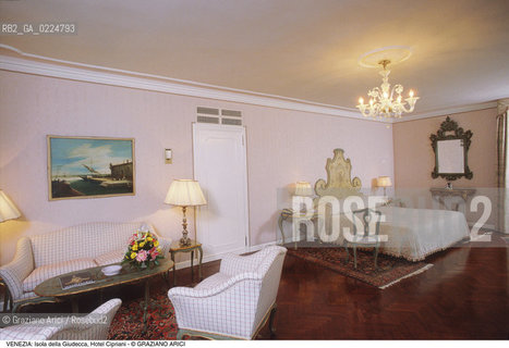 Localizzazione:..VENEZIA / DORSODURO / ISOLA DELLA GIUDECCA..Oggetto:..Soggetto:..HOTEL CIPRIANI / STANZA DA LETTO..Cronologia: ....Definizione Culturale:..   Autore: ..   Stile:..   Editori/Stampatori:..   Committenza:..Materia e Tecnica:..Collocazione:..Note:..ALBERGHI..Riproduzione Fotografica:..Graziano Arici/Rosebud2 .Copyright:..Graziano Arici/Rosebud2 .Data:..1990..Costo:..A..