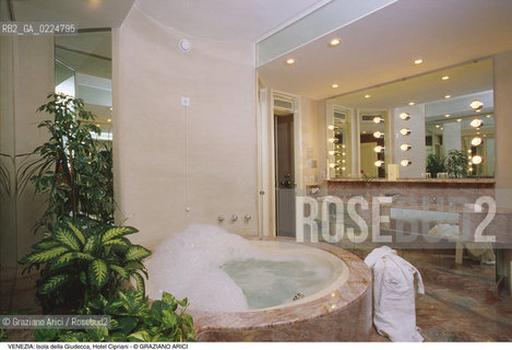 Localizzazione:..VENEZIA / DORSODURO / ISOLA DELLA GIUDECCA..Oggetto:..Soggetto:..HOTEL CIPRIANI / BAGNO VASCA..Cronologia: ....Definizione Culturale:..   Autore: ..   Stile:..   Editori/Stampatori:..   Committenza:..Materia e Tecnica:..Collocazione:..Note:..ALBERGHI..Riproduzione Fotografica:..Graziano Arici/Rosebud2 .Copyright:..Graziano Arici/Rosebud2 .Data:..1990..Costo:..A..