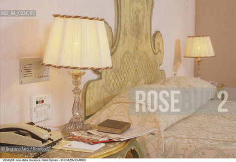 Localizzazione:..VENEZIA / DORSODURO / ISOLA DELLA GIUDECCA..Oggetto:..Soggetto:..HOTEL CIPRIANI / STANZA DA LETTO..Cronologia: ....Definizione Culturale:..   Autore: ..   Stile:..   Editori/Stampatori:..   Committenza:..Materia e Tecnica:..Collocazione:..Note:..ALBERGHI..Riproduzione Fotografica:..Graziano Arici/Rosebud2 .Copyright:..Graziano Arici/Rosebud2 .Data:..1990..Costo:..A..
