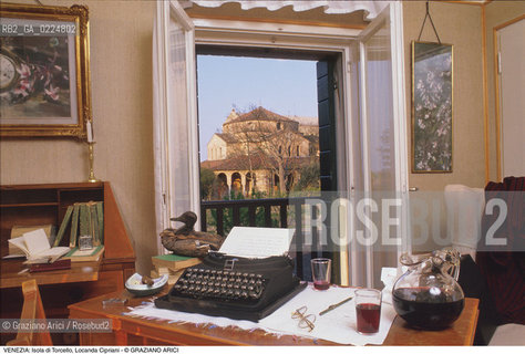 Localizzazione:..VENEZIA / ISOLA DI TORCELLO..Oggetto:..Soggetto:..LOCANDA CIPRIANI / S. FOSCA MACCHINA DA SCRIVERE ERNEST HEMINGWAY..Cronologia: ....Definizione Culturale:..   Autore: ..   Stile:....   Editori/Stampatori:..   Committenza:..Materia e Tecnica:..Collocazione:..Note:..ALBERGHI HOTEL..Riproduzione Fotografica:..Graziano Arici/Rosebud2 .Copyright:..Graziano Arici/Rosebud2 .Data:..1990..Costo:..A..