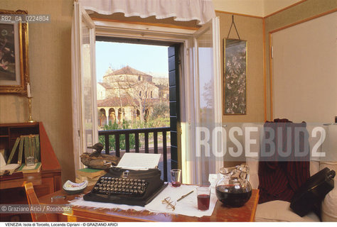 Localizzazione:..VENEZIA / ISOLA DI TORCELLO..Oggetto:..Soggetto:..LOCANDA CIPRIANI / S. FOSCA MACCHINA DA SCRIVERE ERNEST HEMINGWAY..Cronologia: ....Definizione Culturale:..   Autore: ..   Stile:....   Editori/Stampatori:..   Committenza:..Materia e Tecnica:..Collocazione:..Note:..ALBERGHI HOTEL..Riproduzione Fotografica:..Graziano Arici/Rosebud2 .Copyright:..Graziano Arici/Rosebud2 .Data:..1990..Costo:..A..