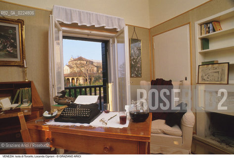 Localizzazione:..VENEZIA / ISOLA DI TORCELLO..Oggetto:..Soggetto:..LOCANDA CIPRIANI / S. FOSCA MACCHINA DA SCRIVERE ERNEST HEMINGWAY..Cronologia: ....Definizione Culturale:..   Autore: ..   Stile:....   Editori/Stampatori:..   Committenza:..Materia e Tecnica:..Collocazione:..Note:..ALBERGHI HOTEL..Riproduzione Fotografica:..Graziano Arici/Rosebud2 .Copyright:..Graziano Arici/Rosebud2 .Data:..1990..Costo:..A..