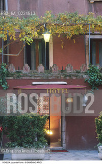 Localizzazione:..VENEZIA / S. MARCO..Oggetto:..Soggetto:..PENSIONE FIORITA..Cronologia: ....Definizione Culturale:..   Autore: ..   Stile:....   Editori/Stampatori:..   Committenza:..Materia e Tecnica:..Collocazione:..Note:..ALBERGHI HOTEL..Riproduzione Fotografica:..Graziano Arici/Rosebud2 .Copyright:..Graziano Arici/Rosebud2 .Data:..1988..Costo:..A..