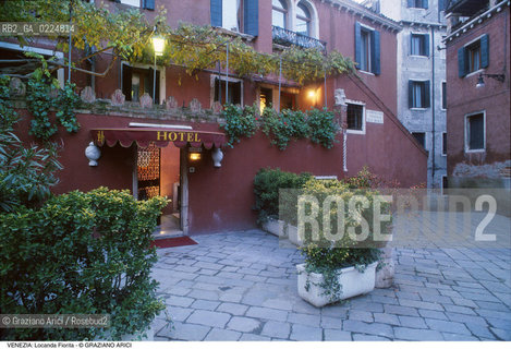 Localizzazione:..VENEZIA / S. MARCO..Oggetto:..Soggetto:..PENSIONE FIORITA..Cronologia: ....Definizione Culturale:..   Autore: ..   Stile:....   Editori/Stampatori:..   Committenza:..Materia e Tecnica:..Collocazione:..Note:..ALBERGHI HOTEL..Riproduzione Fotografica:..Graziano Arici/Rosebud2 .Copyright:..Graziano Arici/Rosebud2 .Data:..1988..Costo:..A..