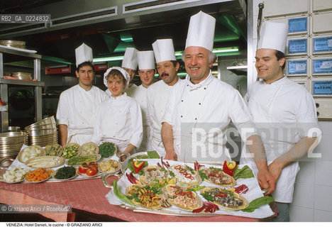 Localizzazione:..VENEZIA / CASTELLO..Oggetto:..Soggetto:..HOTEL DANIELI CUCINA CUOCHI CHEF CIBO..Cronologia: ....Definizione Culturale:..   Autore: ..   Stile:..   Editori/Stampatori:..   Committenza:..Materia e Tecnica:..Collocazione:..Note:..PALAZZO DANDOLO ALBERGHI..Riproduzione Fotografica:..Graziano Arici/Rosebud2 .Copyright:..Graziano Arici/Rosebud2 .Data:..1988..Costo:..A..