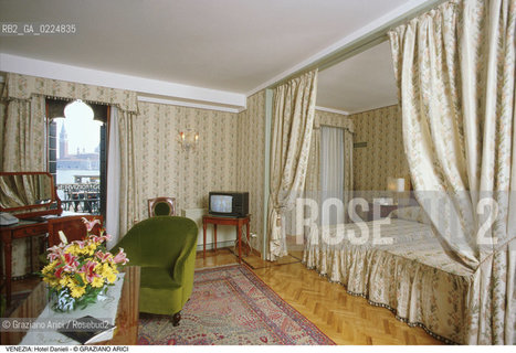 Localizzazione:..VENEZIA / CASTELLO..Oggetto:..Soggetto:..HOTEL DANIELI STANZA LETTO..Cronologia: ....Definizione Culturale:..   Autore: ..   Stile:..   Editori/Stampatori:..   Committenza:..Materia e Tecnica:..Collocazione:..Note:..PALAZZO DANDOLO ALBERGHI..Riproduzione Fotografica:..Graziano Arici/Rosebud2 .Copyright:..Graziano Arici/Rosebud2 .Data:..1988..Costo:..A..