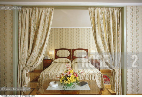 Localizzazione:..VENEZIA / CASTELLO..Oggetto:..Soggetto:..HOTEL DANIELI STANZA LETTO..Cronologia: ....Definizione Culturale:..   Autore: ..   Stile:..   Editori/Stampatori:..   Committenza:..Materia e Tecnica:..Collocazione:..Note:..PALAZZO DANDOLO ALBERGHI..Riproduzione Fotografica:..Graziano Arici/Rosebud2 .Copyright:..Graziano Arici/Rosebud2 .Data:..1988..Costo:..A..