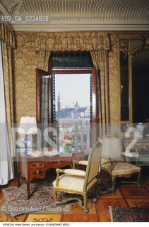 Localizzazione:..VENEZIA / CASTELLO..Oggetto:..Soggetto:..HOTEL DANIELI STANZA / S. GIORGIO..Cronologia: ....Definizione Culturale:..   Autore: ..   Stile:..   Editori/Stampatori:..   Committenza:..Materia e Tecnica:..Collocazione:..Note:..PALAZZO DANDOLO ALBERGHI..Riproduzione Fotografica:..Graziano Arici/Rosebud2 .Copyright:..Graziano Arici/Rosebud2 .Data:..1988..Costo:..A..