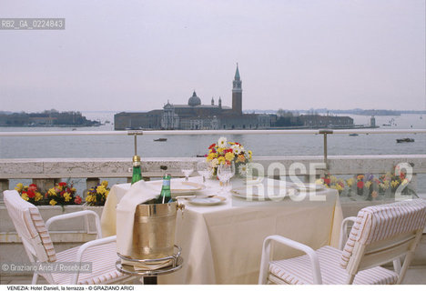 Localizzazione:..VENEZIA / CASTELLO..Oggetto:..Soggetto:..HOTEL DANIELI / TERRAZZA BACINO SAN MARCO S. GIORGIO..Cronologia: ....Definizione Culturale:..   Autore: ..   Stile:....   Editori/Stampatori:..   Committenza:..Materia e Tecnica:..Collocazione:..Note:..PALAZZO DANDOLO ALBERGHI..Riproduzione Fotografica:..Graziano Arici/Rosebud2 .Copyright:..Graziano Arici/Rosebud2 .Data:..1988..Costo:..A..