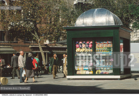 Localizzazione:..VENEZIA / CANNAREGIO..Oggetto:..Soggetto:..EDICOLA DI GIORNALI IN CAMPO SS. APOSTOLI..Cronologia: ....Definizione Culturale:..   Autore: ....   Stile: ..   Editori/Stampatori:..   Committenza:..Materia e Tecnica:..Collocazione:..Note:..MONUMENTALE ARREDO URBANO..Riproduzione Fotografica:..Graziano Arici/Rosebud2 .Copyright:..Graziano Arici/Rosebud2 .Data:..1995..Costo:..A..