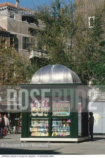 Localizzazione:..VENEZIA / CANNAREGIO..Oggetto:..Soggetto:..EDICOLA DI GIORNALI IN CAMPO SS. APOSTOLI..Cronologia: ....Definizione Culturale:..   Autore: ....   Stile: ..   Editori/Stampatori:..   Committenza:..Materia e Tecnica:..Collocazione:..Note:..MONUMENTALE ARREDO URBANO..Riproduzione Fotografica:..Graziano Arici/Rosebud2 .Copyright:..Graziano Arici/Rosebud2 .Data:..1995..Costo:..A..