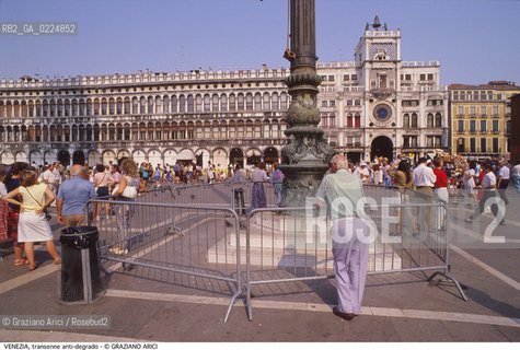Localizzazione:..VENEZIA / S. MARCO..Oggetto:..Soggetto:..TRANSENNE ANTI DEGRADO MONUMENTALE TURISTI / PIAZZA SAN MARCO..Cronologia: ....Definizione Culturale:..   Autore: ....   Stile: ..   Editori/Stampatori:..   Committenza:..Materia e Tecnica:..Collocazione:..Note:..MONUMENTALE ARREDO URBANO..Riproduzione Fotografica:..Graziano Arici/Rosebud2 .Copyright:..Graziano Arici/Rosebud2 .Data:..1995..Costo:..A..