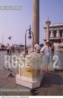 Localizzazione:..VENEZIA / S. MARCO..Oggetto:..Soggetto:..VENDITORE DI GRANTURCO IN PIAZZA SAN MARCO / VERA DA POZZO KITSCH..Cronologia: ....Definizione Culturale:..   Autore: ....   Stile: ..   Editori/Stampatori:..   Committenza:..Materia e Tecnica:..Collocazione:..Note:..MONUMENTALE ARREDO URBANO..Riproduzione Fotografica:..Graziano Arici/Rosebud2 .Copyright:..Graziano Arici/Rosebud2 .Data:..1995..Costo:..A..