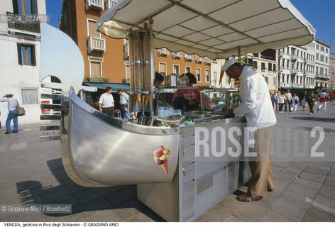 Localizzazione:..VENEZIA / CASTELLO..Oggetto:..Soggetto:..GELATAIO IN RIVA DEGLI SCHIAVONI / GONDOLA KITSCH..Cronologia: ....Definizione Culturale:..   Autore: ....   Stile: ..   Editori/Stampatori:..   Committenza:..Materia e Tecnica:..Collocazione:..Note:..MONUMENTALE ARREDO URBANO..Riproduzione Fotografica:..Graziano Arici/Rosebud2 .Copyright:..Graziano Arici/Rosebud2 .Data:..1995..Costo:..A..