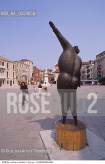 Localizzazione:..VENEZIA / S. MARCO..Oggetto:..Soggetto:..STATUA IN CAMPO S. STEFANO..Cronologia: ....Definizione Culturale:..   Autore: ....   Stile: ..   Editori/Stampatori:..   Committenza:..Materia e Tecnica:..Collocazione:..Note:..MONUMENTALE ARREDO URBANO..Riproduzione Fotografica:..Graziano Arici/Rosebud2 .Copyright:..Graziano Arici/Rosebud2 .Data:..1995..Costo:..A..